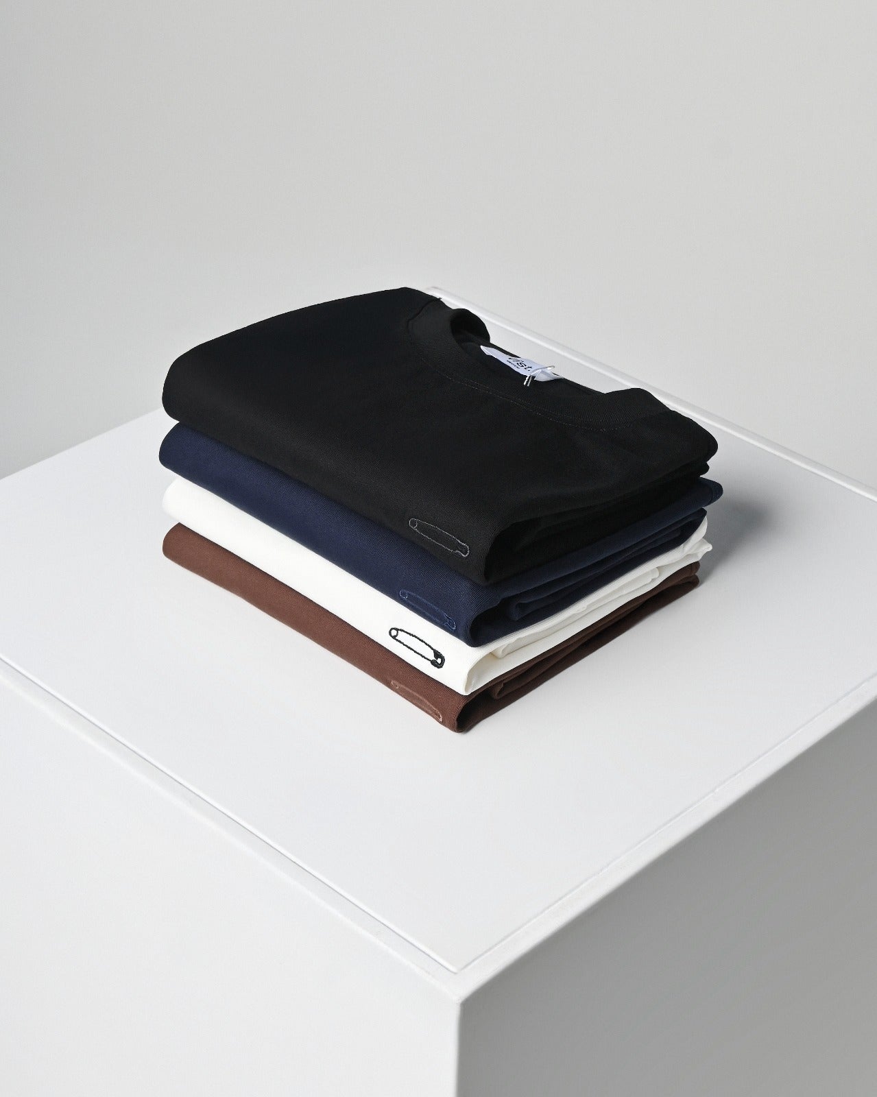 BLACK BASIC PAPER CLIP T-SHIRT - FRONT OF