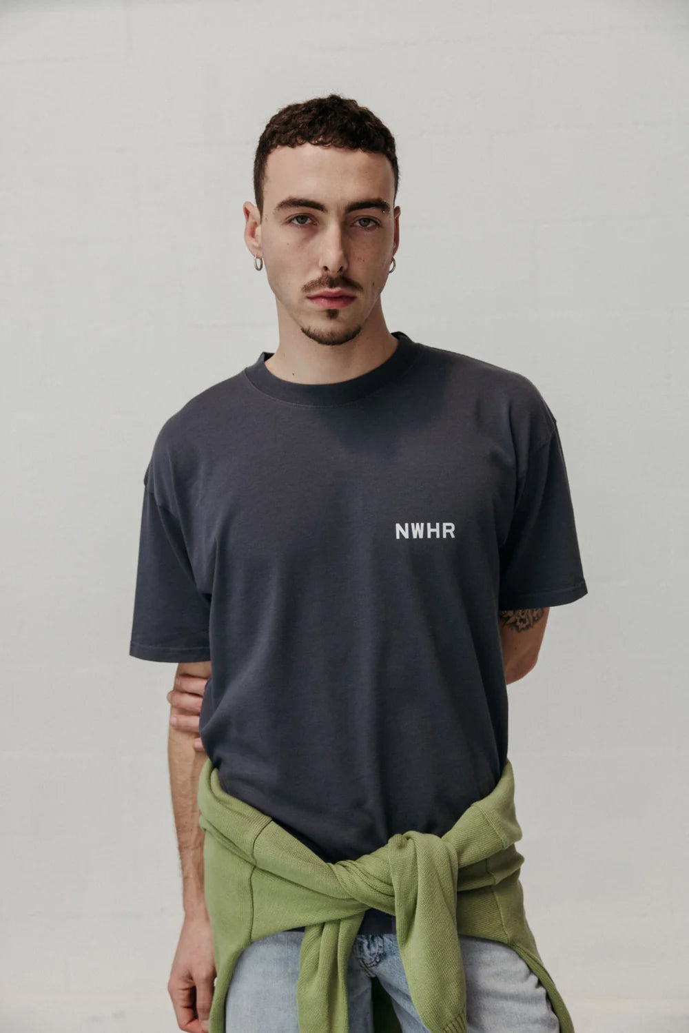 BASIC BLACK WASHED T-SHIRT - FRONT OF.