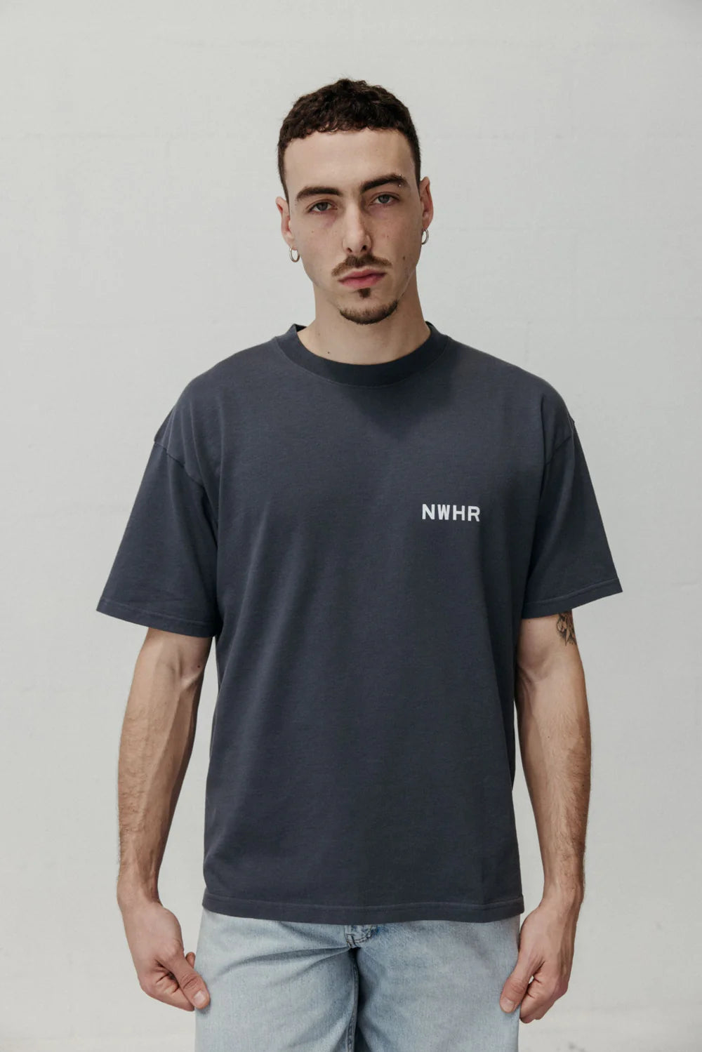 BASIC BLACK WASHED T-SHIRT - FRONT OF.