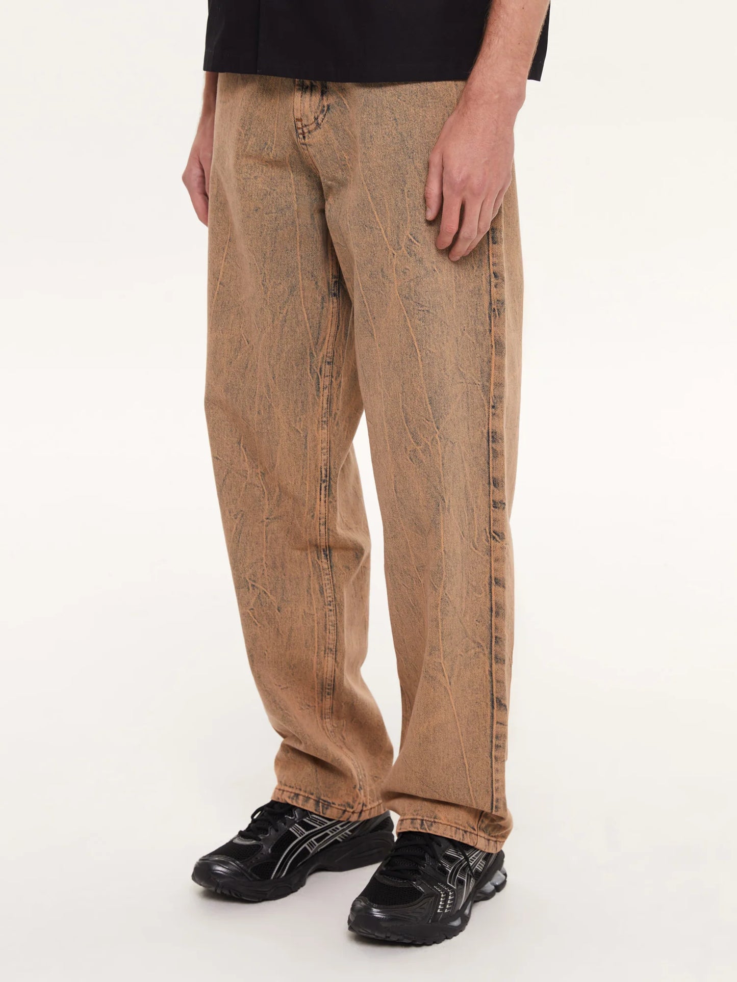 GARMENT-DYE LOOSE FIT JEANS - FRONT OF