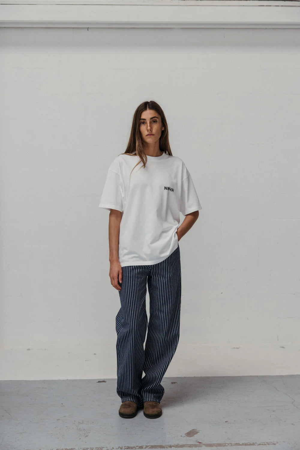 BASIC WHITE T-SHIRT - FRONT OF.