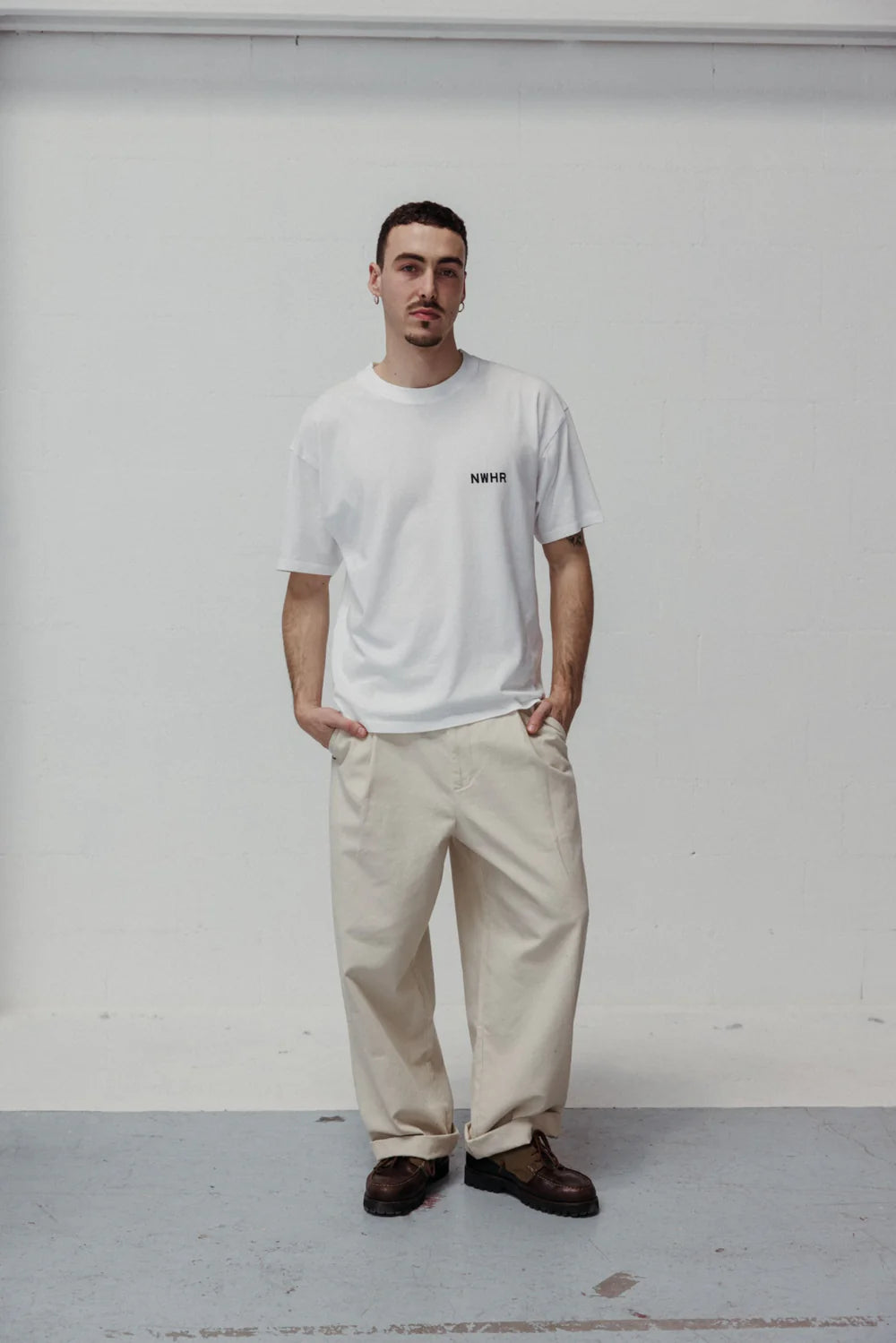 BASIC WHITE T-SHIRT - FRONT OF.