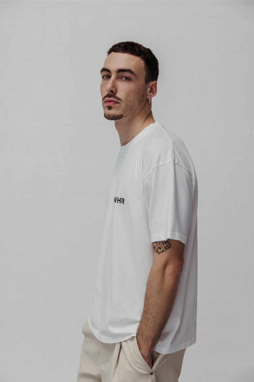 BASIC WHITE T-SHIRT - FRONT OF.