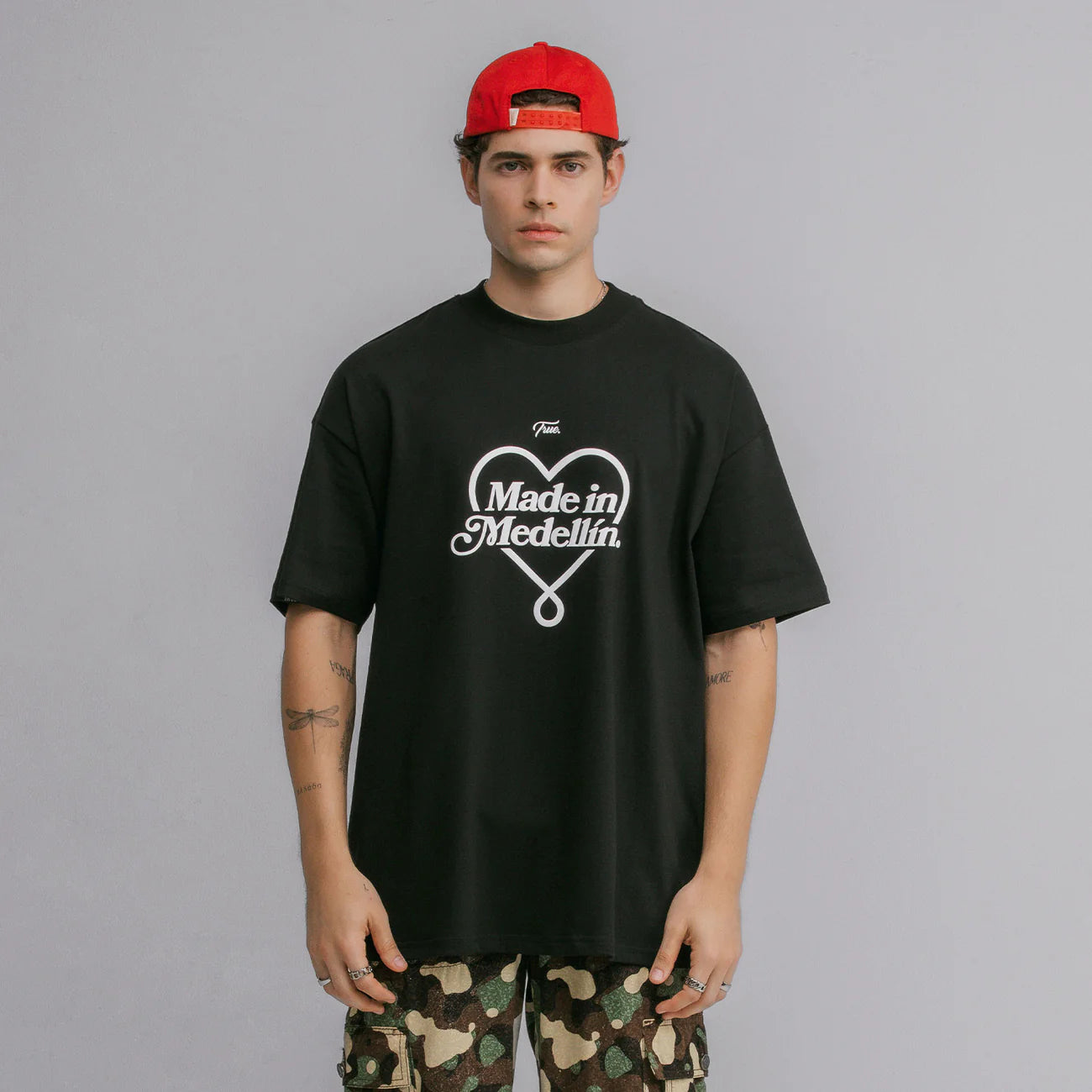 T-SHIRT OVERSIZED MEDELLIN NEGRA - FRONT OF