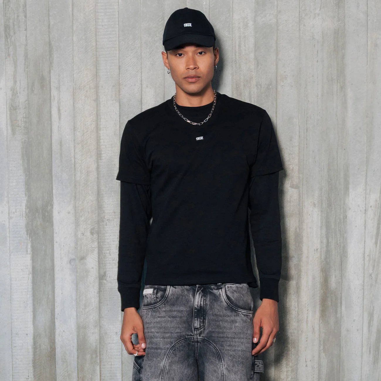 CLASSIC T-SHIRT BLACK - FRONT OF.