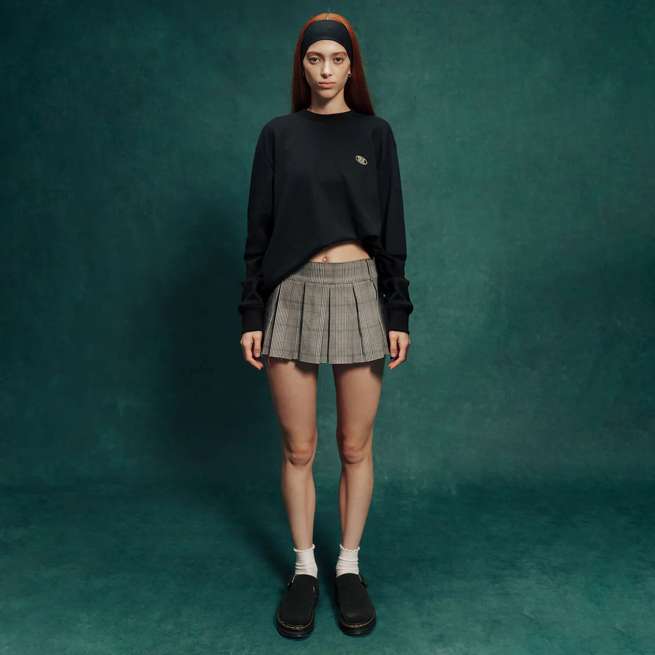 UNIFORM CREWNECK LONGSLEEVE BLACK TRUE - FRONT OF