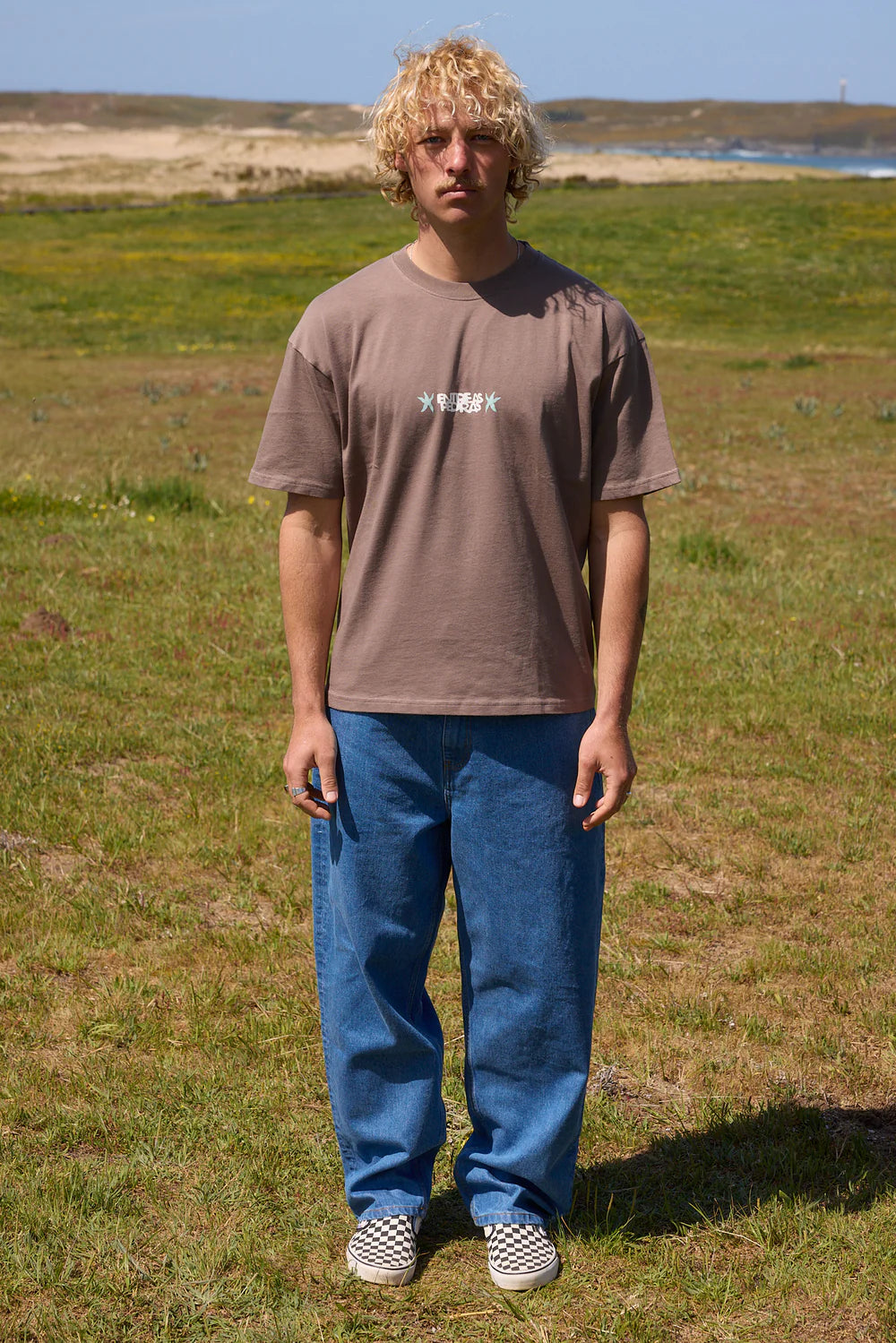 CAMISETA ENTRE AS PEDRAS BROWN - FRONT OF