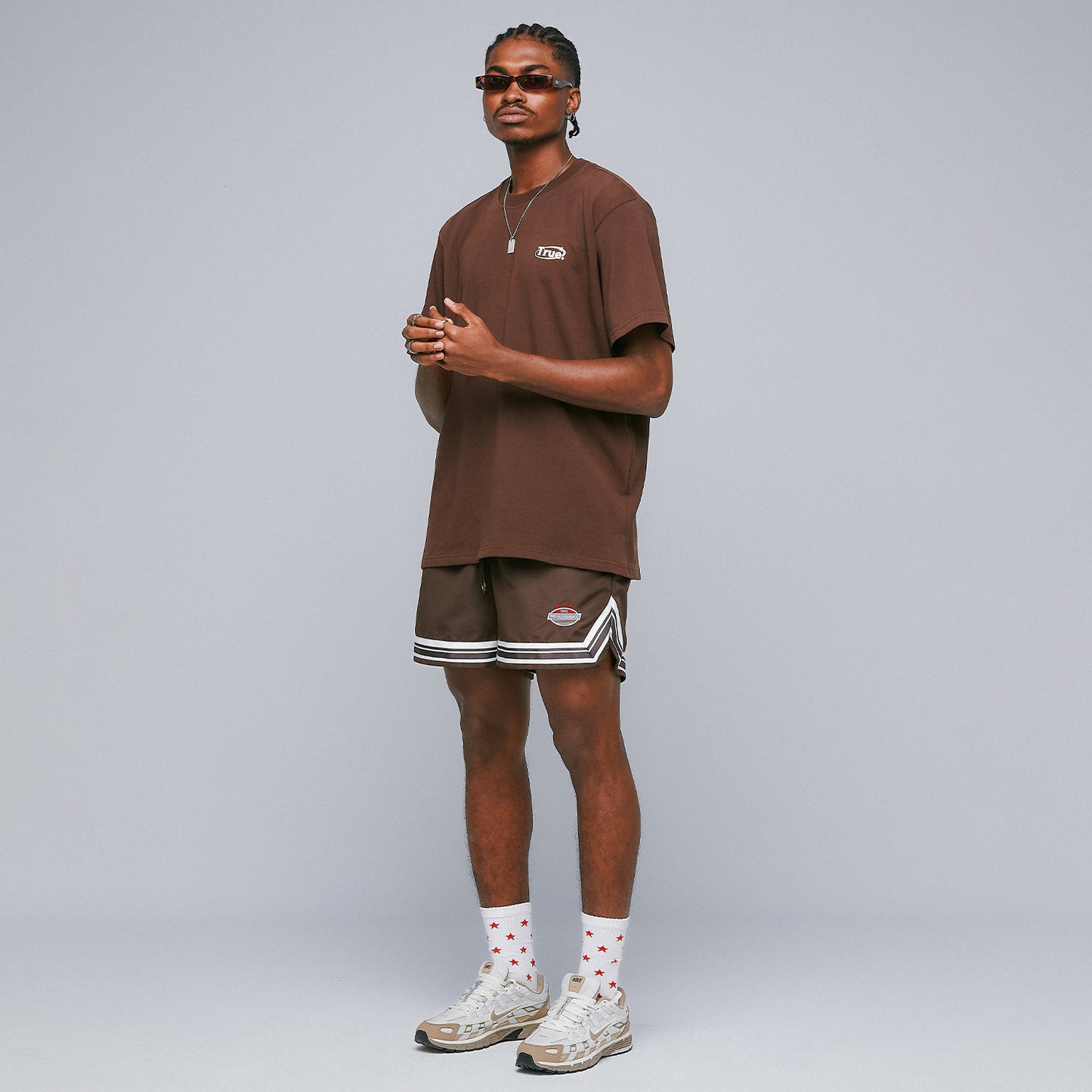 EVERYDAY LOGO T-SHIRT BROWN - FRONT OF.