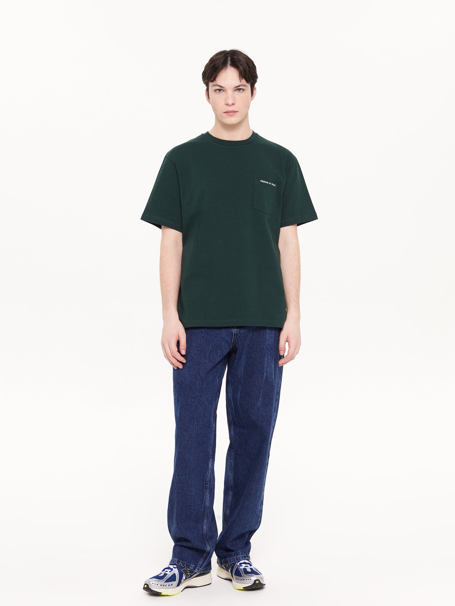 T-SHIRT POCKET LOGO GREEN - FRONT OF.