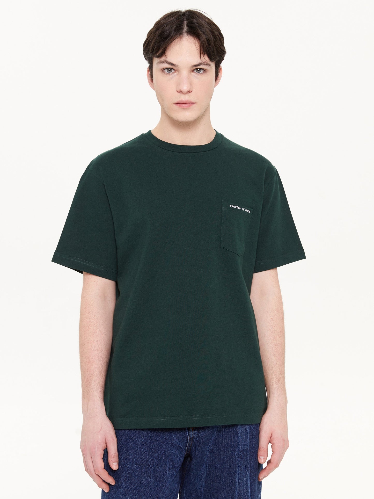 T-SHIRT POCKET LOGO GREEN - FRONT OF.
