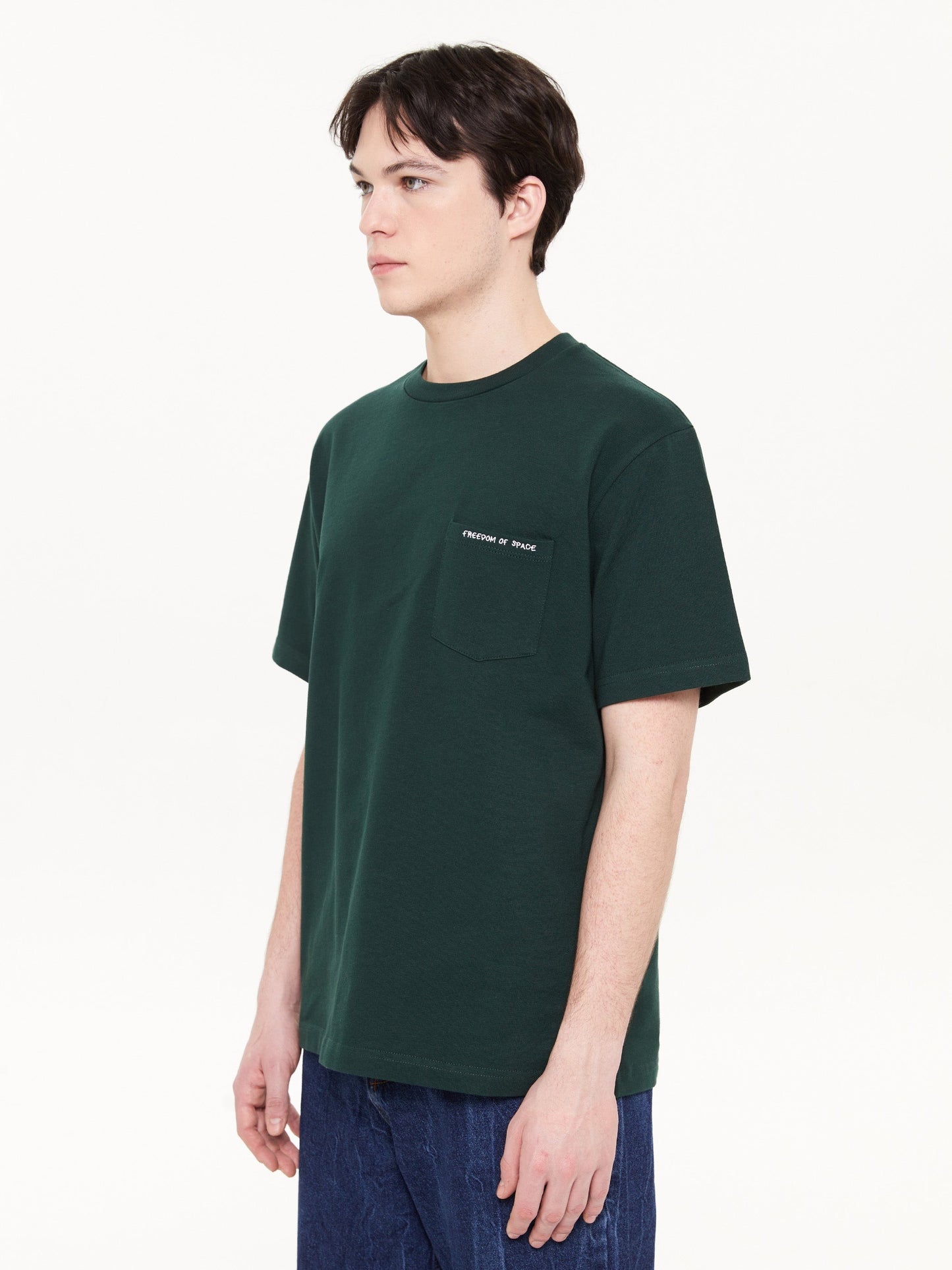 T-SHIRT POCKET LOGO GREEN - FRONT OF.