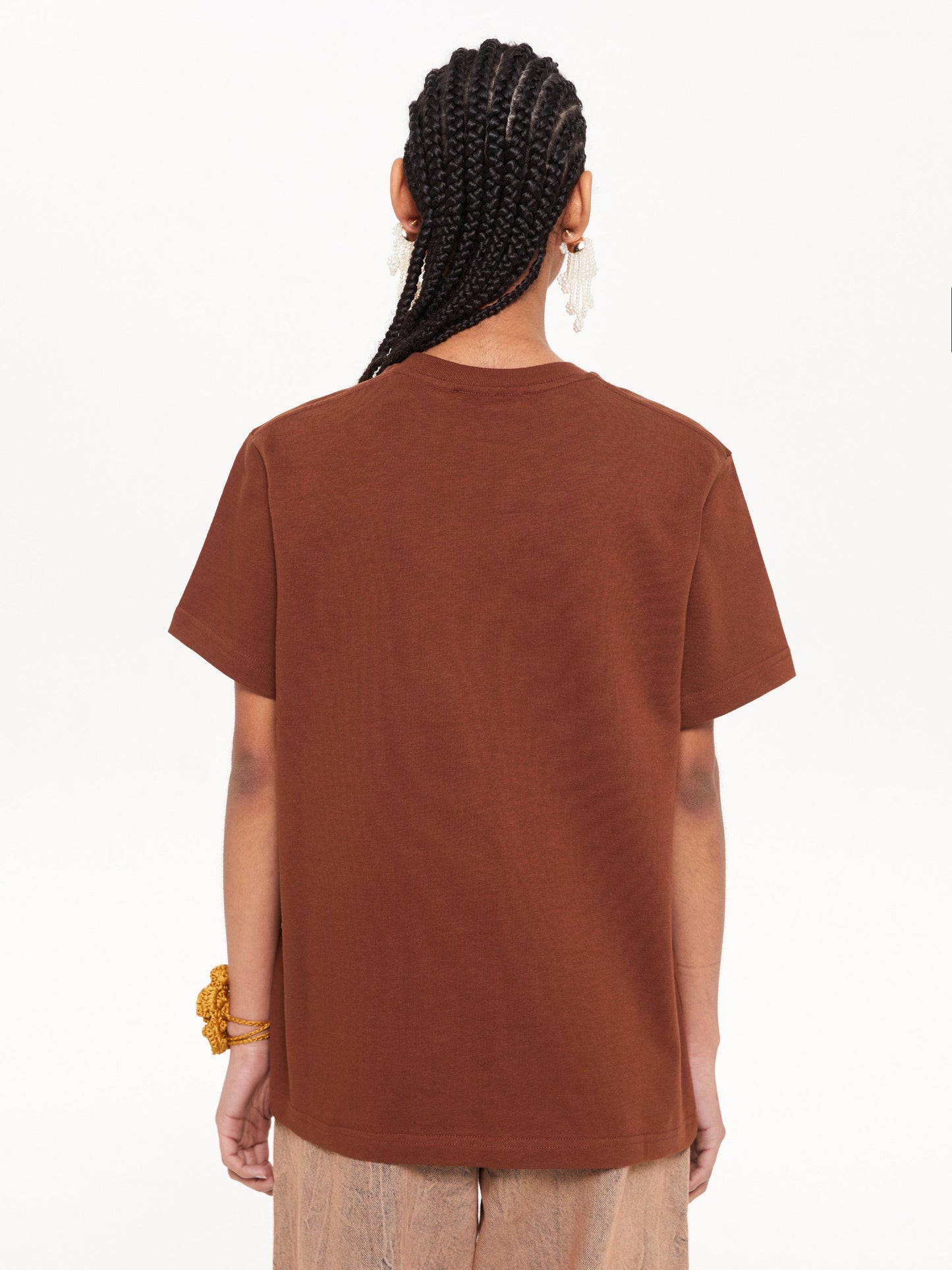 T-SHIRT POCKET LOGO BROWN - FRONT OF.