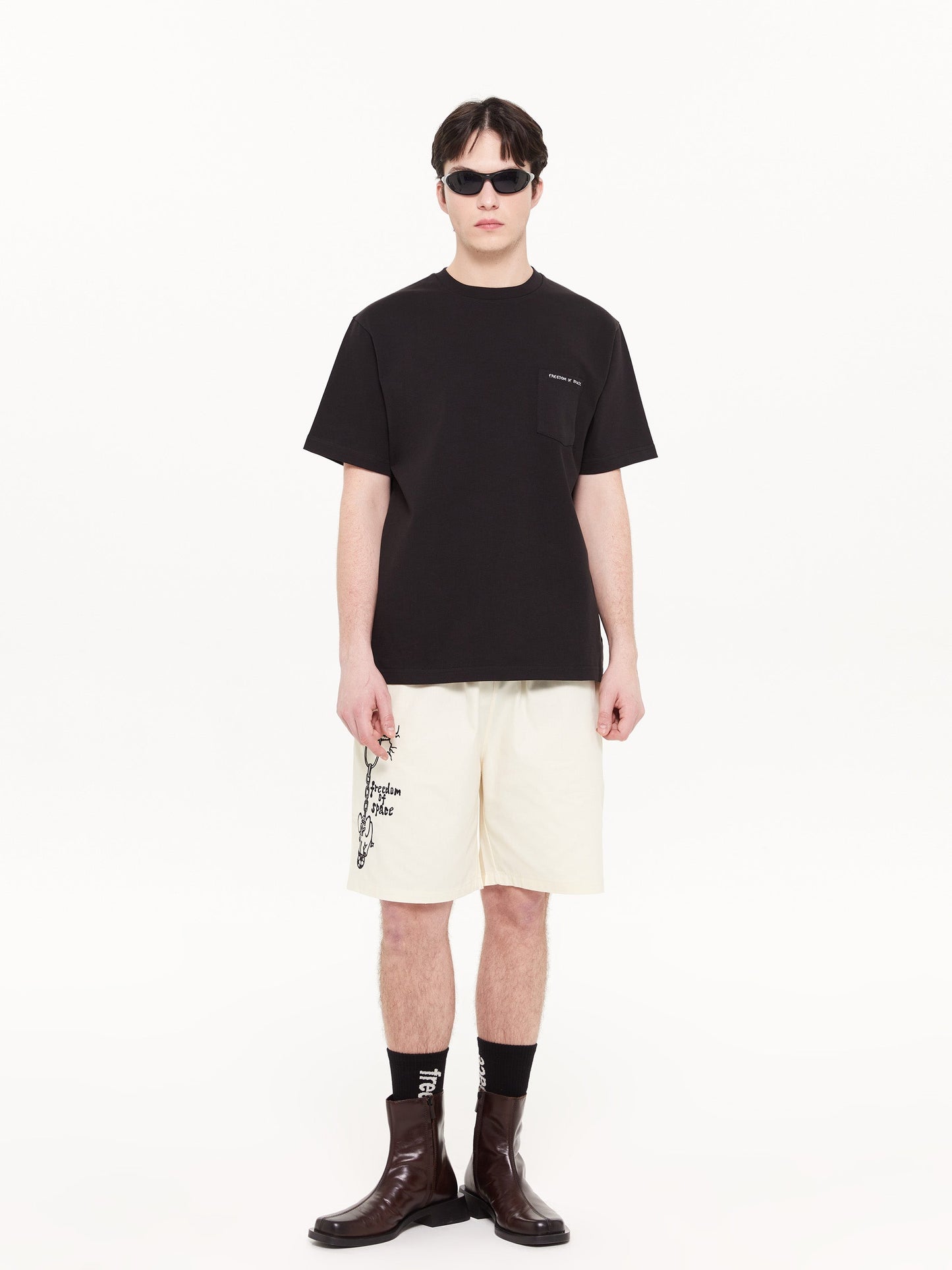 T-SHIRT POCKET LOGO BLACK - FRONT OF.