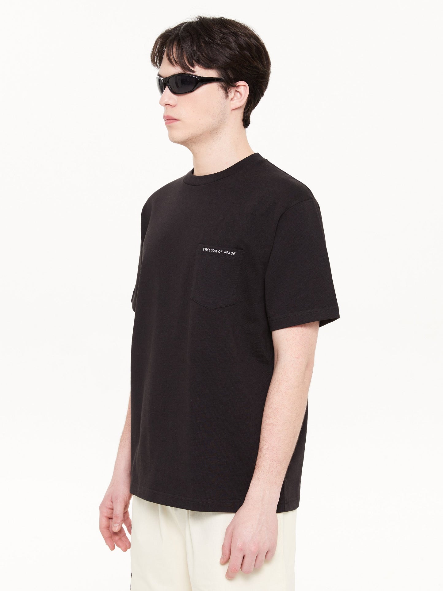 T-SHIRT POCKET LOGO BLACK - FRONT OF.