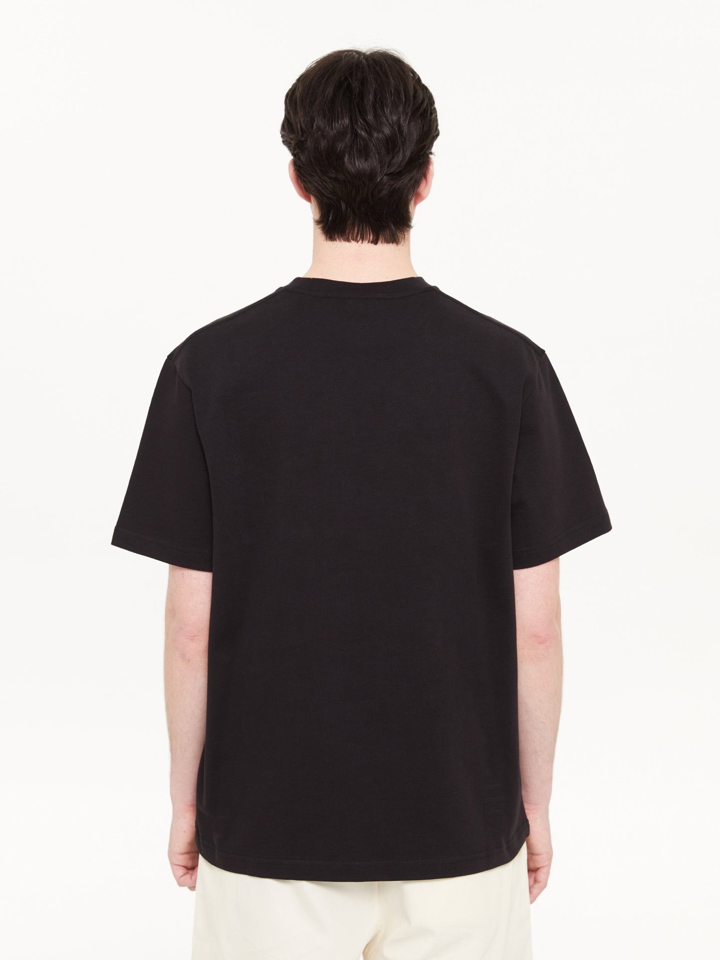 T-SHIRT POCKET LOGO BLACK - FRONT OF.
