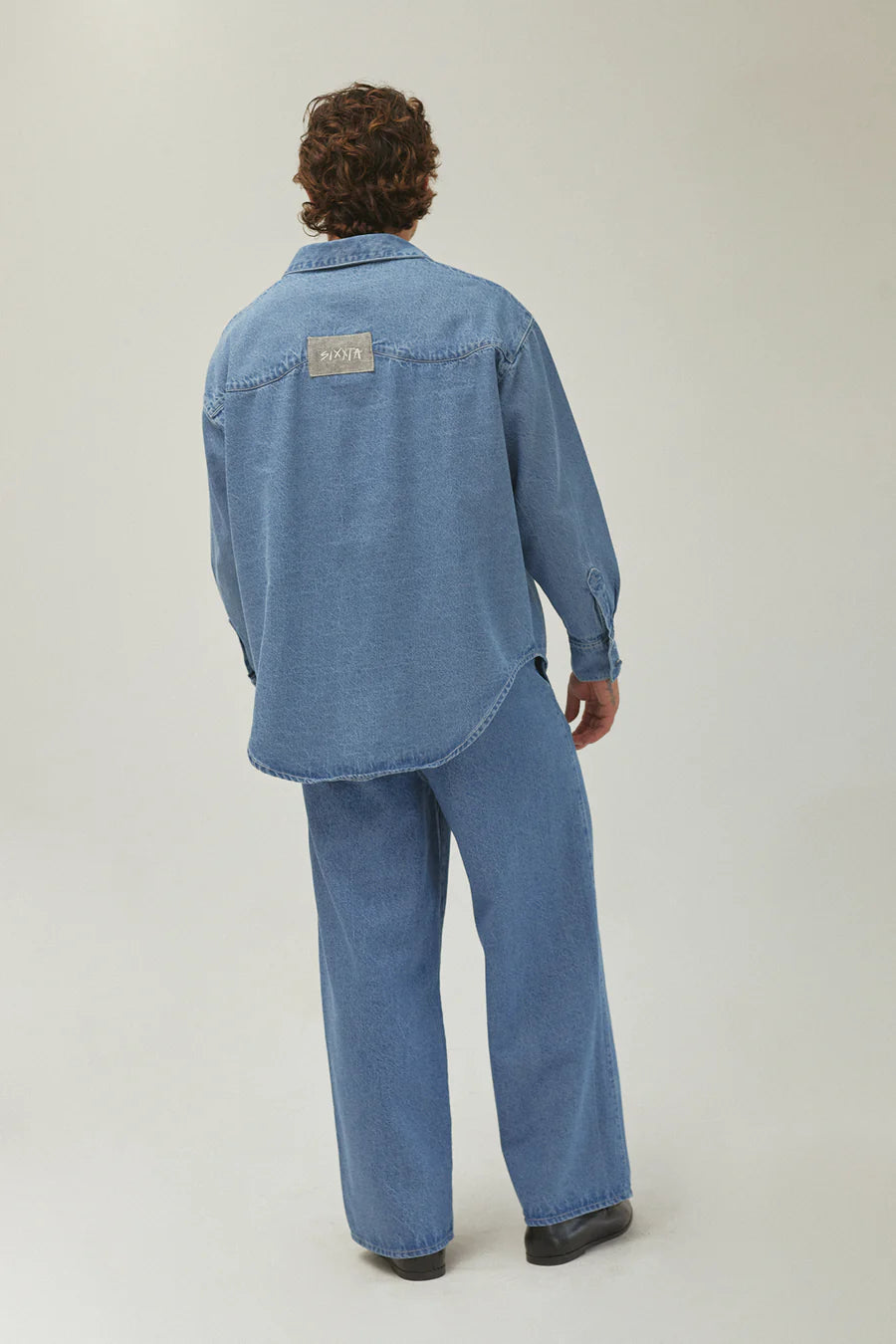 CLASSIC BLUE WIDE LEG JEANS - FRONT OF.