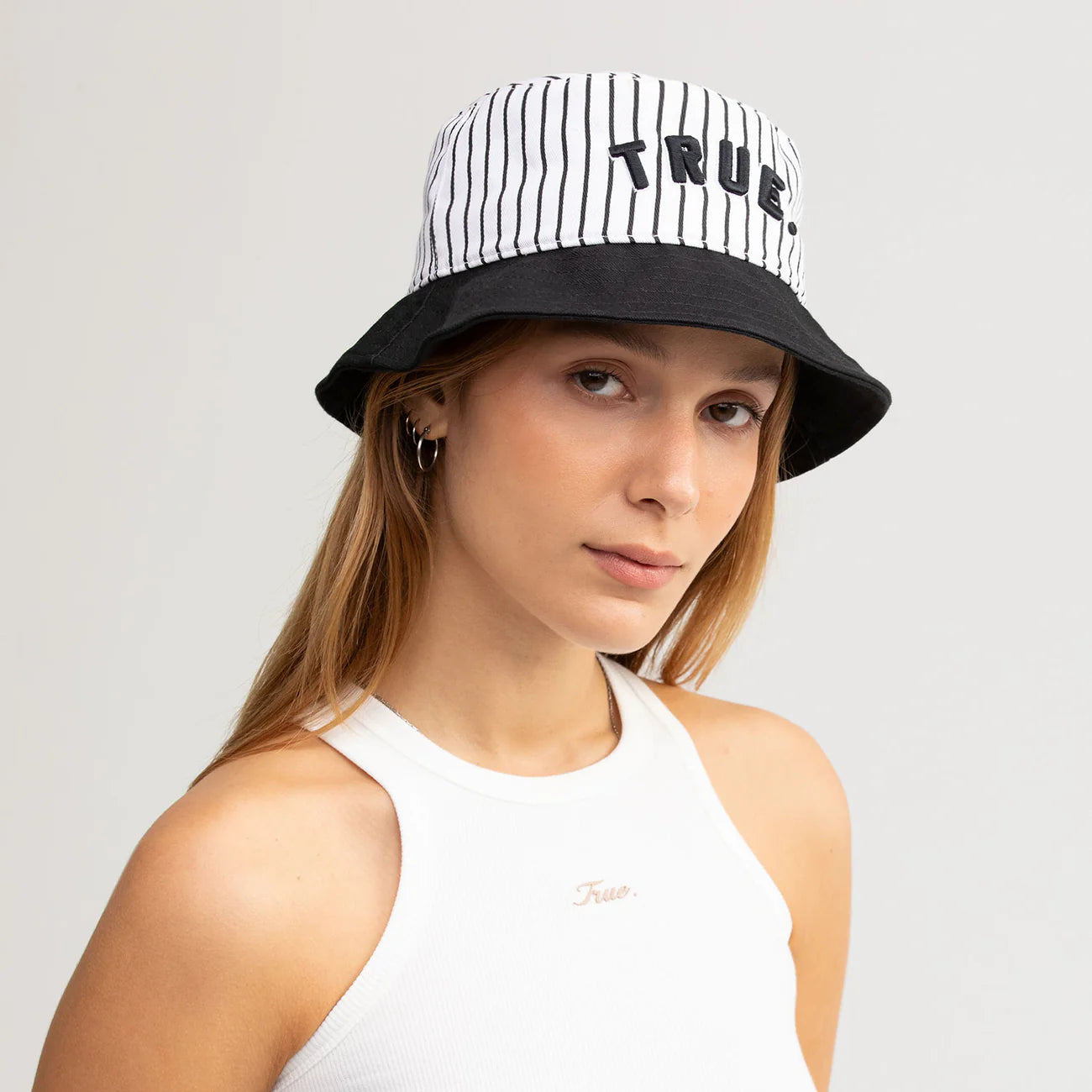 INTERLUDE BUCKET HAT BLACK - FRONT OF
