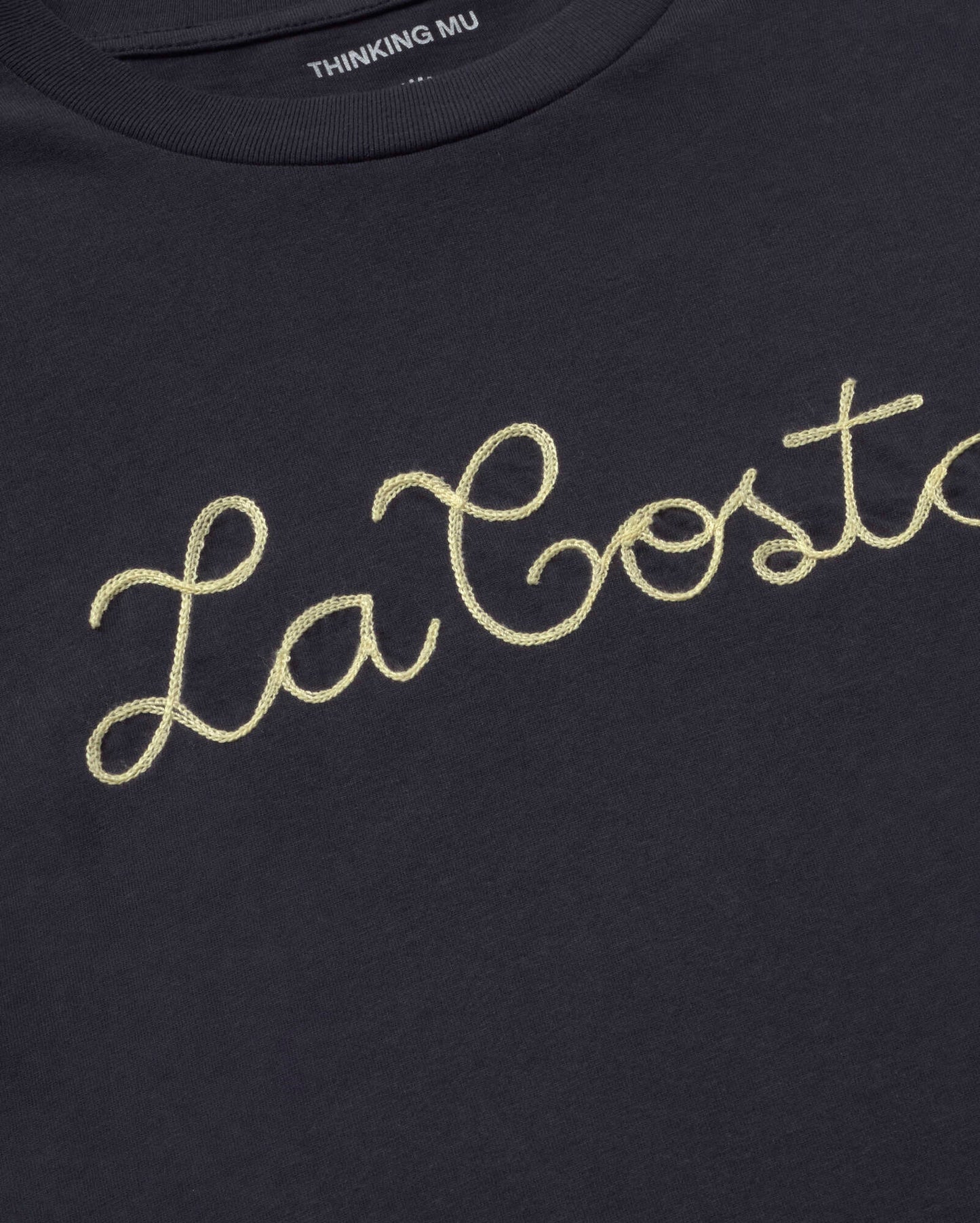 T-SHIRT BORDADA A MANO LA COSTA ZACH - FRONT OF