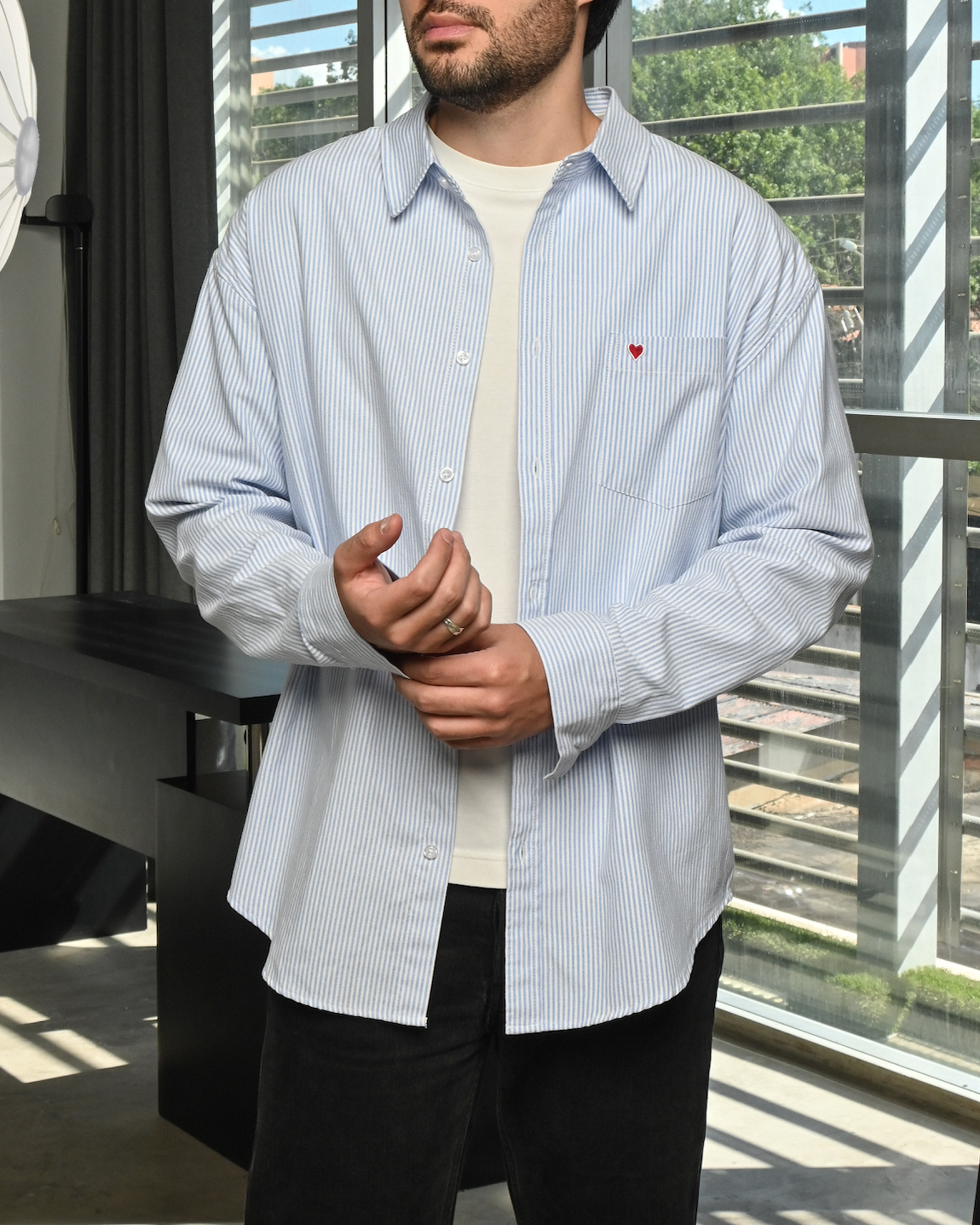 CAMISA DE RAYAS AZUL CON BLANCO Y CORAZON ROJO - FRONT OF