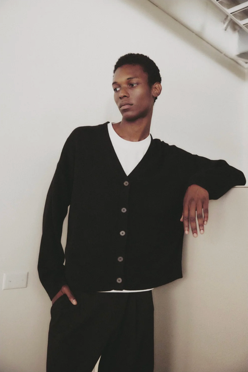 THE DAVID CARDIGAN BLACK - FRONT OF