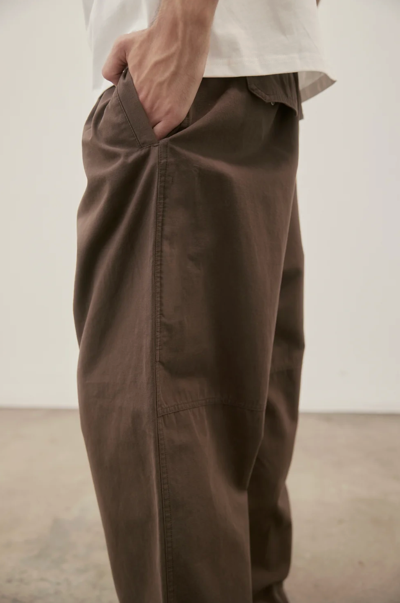 THE VENICE PANTS OLIVE - FRONT OF