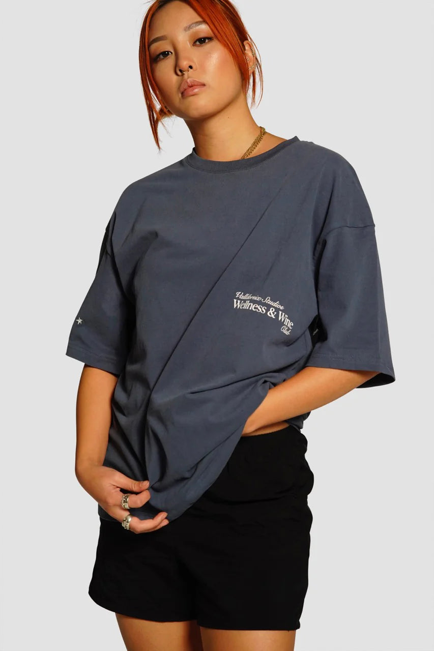 T-SHIRT WELLNESS AND WINE OVERSIZE DEEP SEA BLUE - FRONT OF.
