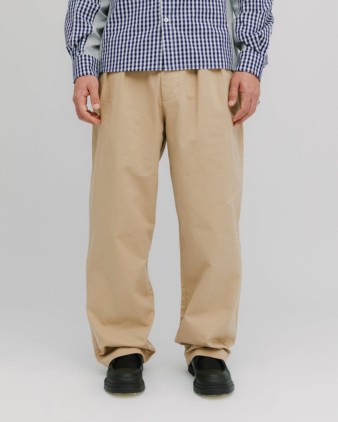 PLEAT CREAM CHINO - FRONT OF.