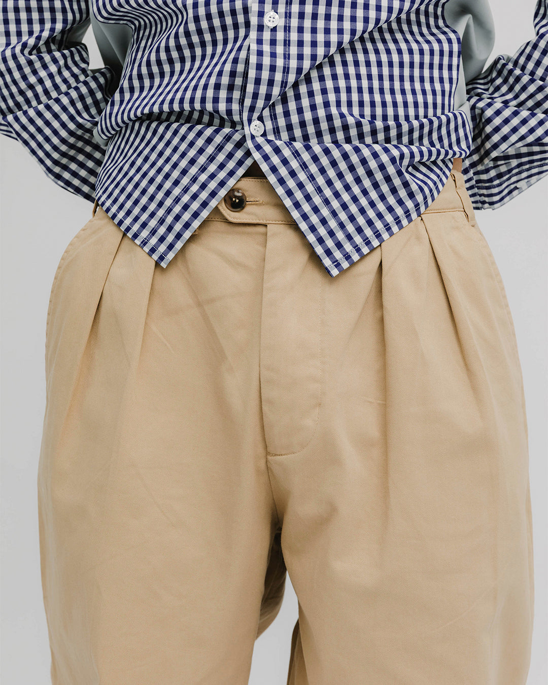 PLEAT CREAM CHINO - FRONT OF.
