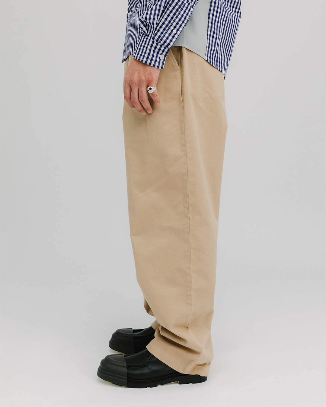 PLEAT CREAM CHINO - FRONT OF.
