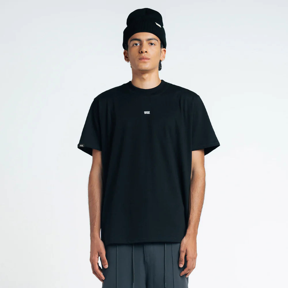 CLASSIC T-SHIRT BLACK - FRONT OF.