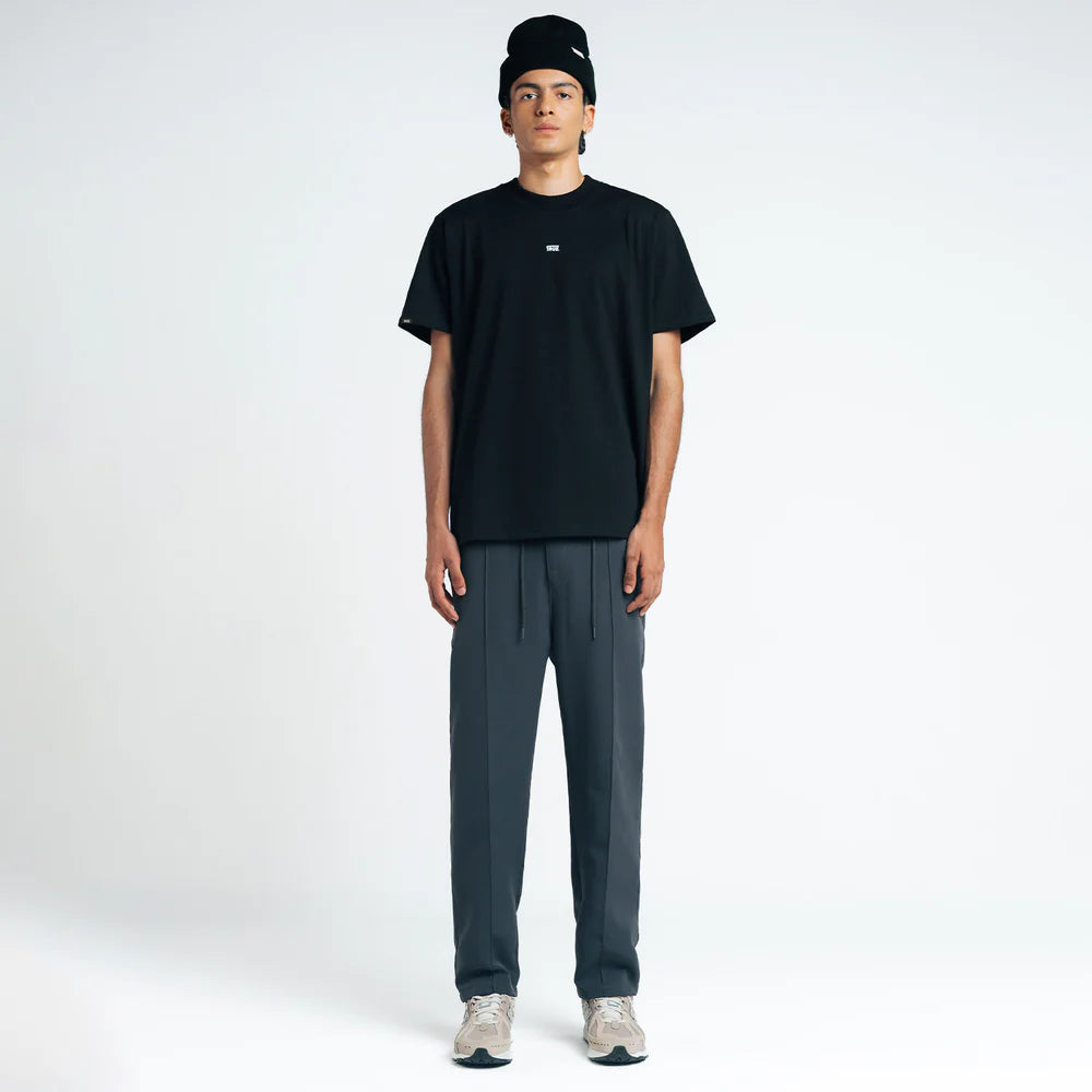 CLASSIC T-SHIRT BLACK - FRONT OF.
