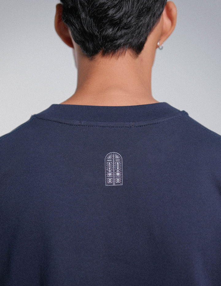 CAMISETA BOXY FIT FLORECIENDO AZUL NAVY - FRONT OF