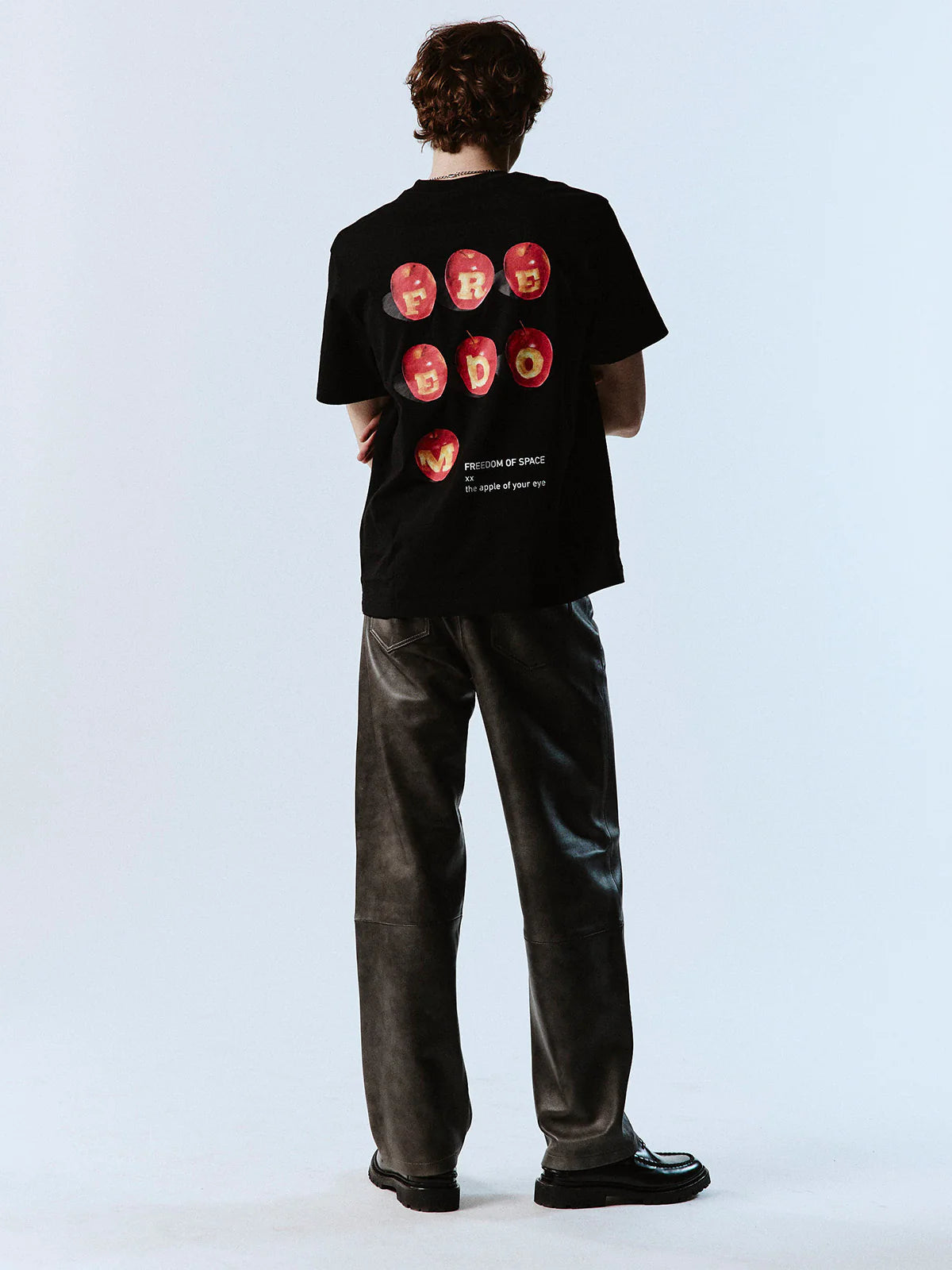 APPLE T-SHIRT BLACK - FRONT OF