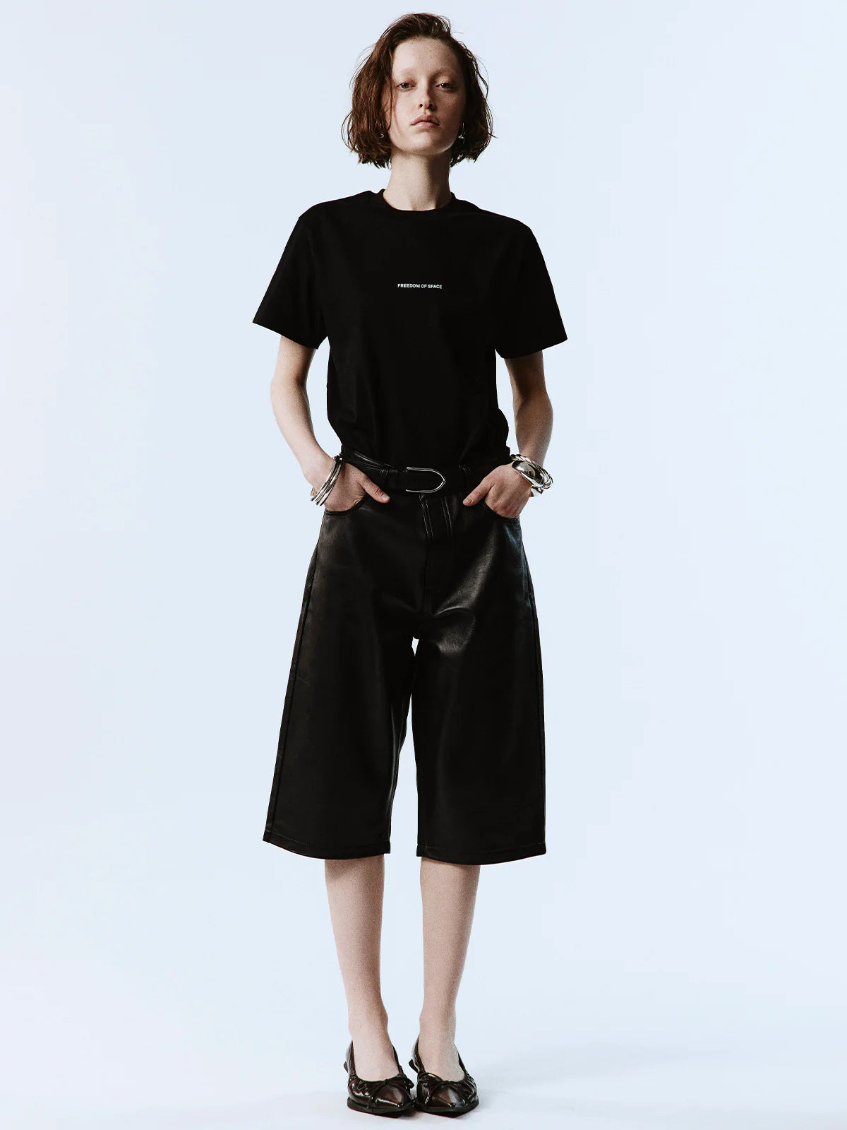 APPLE T-SHIRT BLACK - FRONT OF