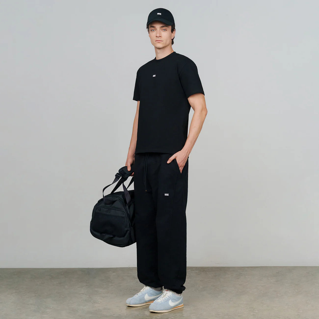 CLASSIC T-SHIRT BLACK - FRONT OF.