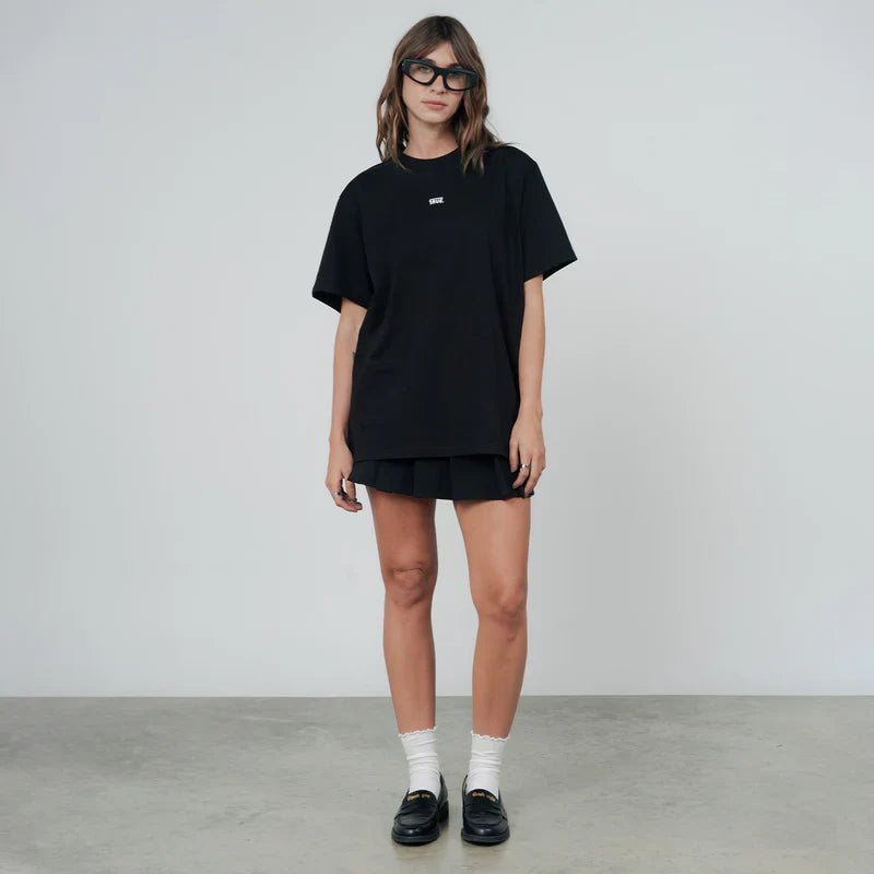 CLASSIC T-SHIRT BLACK - FRONT OF.