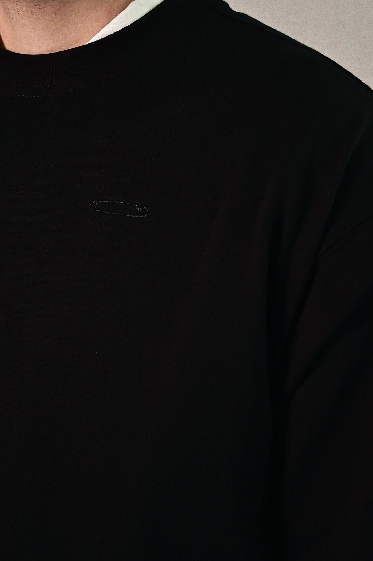 BLACK BASIC PAPER CLIP T-SHIRT - FRONT OF