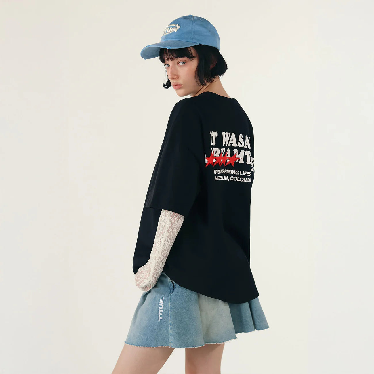 DREAM TRUE BOXY T-SHIRT BLACK - FRONT OF