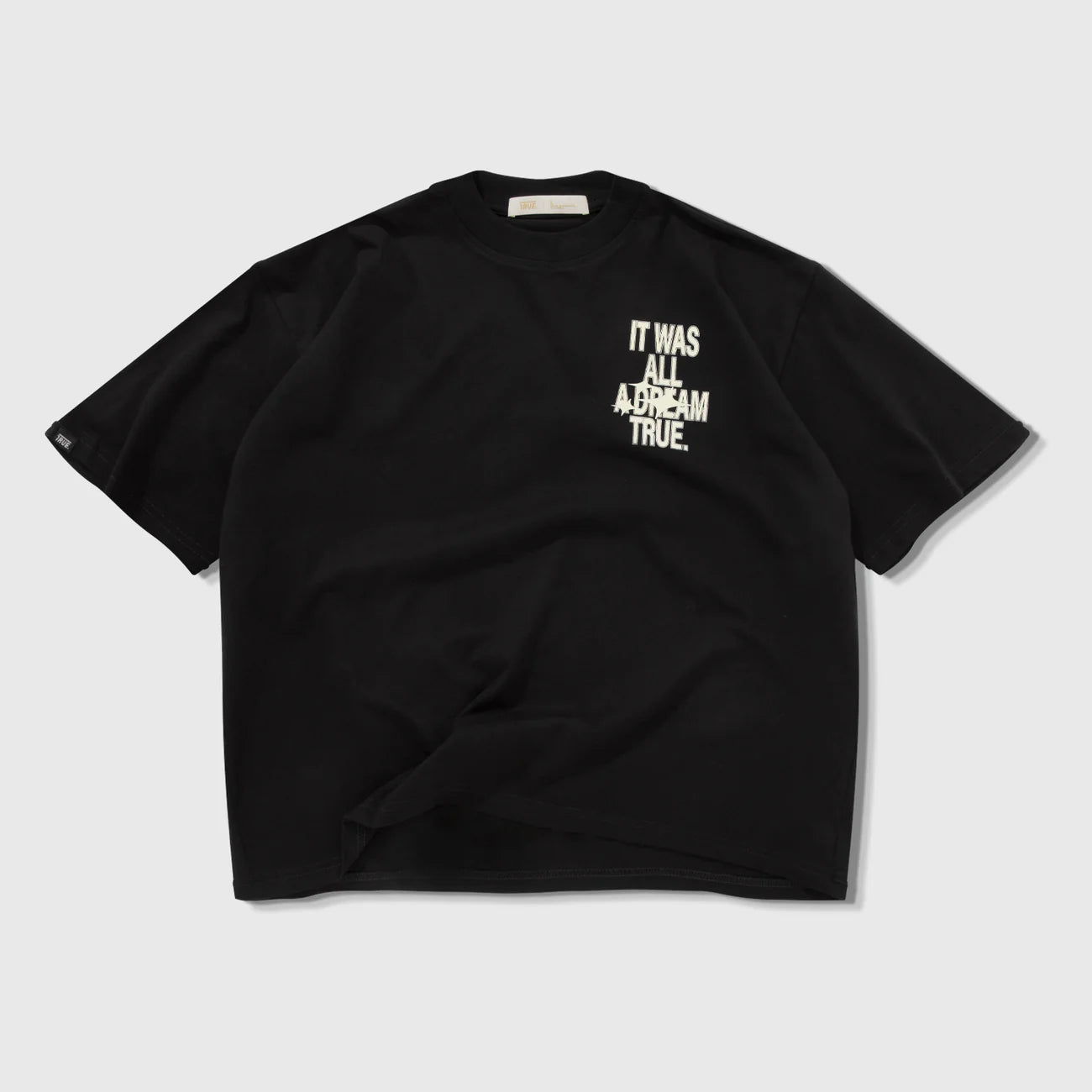 DREAMS BOXY T-SHIRT BLACK - FRONT OF.