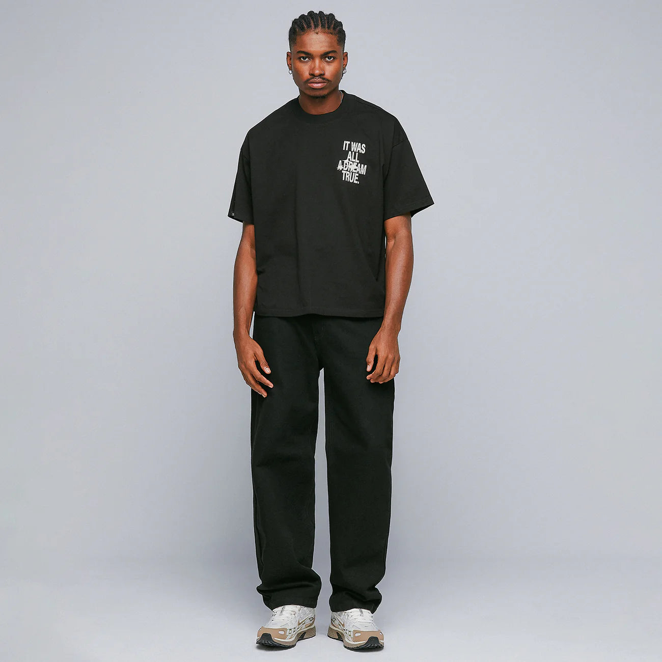 DREAMS BOXY T-SHIRT BLACK - FRONT OF.