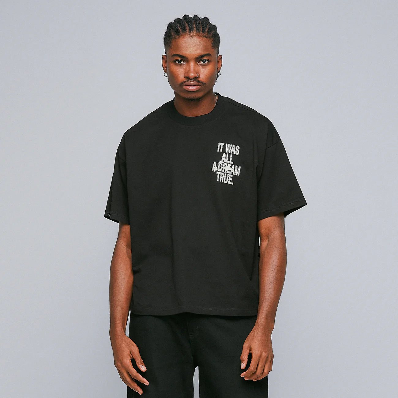 DREAMS BOXY T-SHIRT BLACK - FRONT OF.