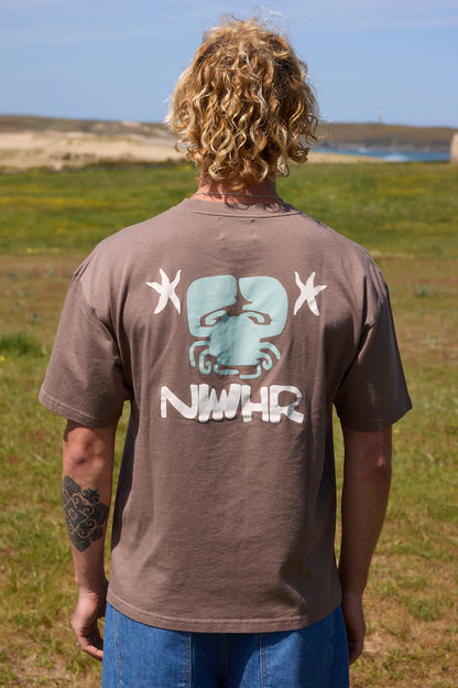 CAMISETA ENTRE AS PEDRAS BROWN - FRONT OF