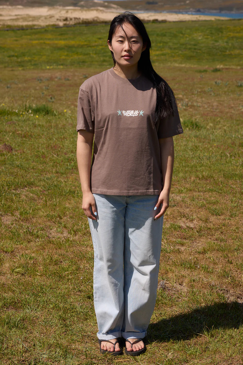 CAMISETA ENTRE AS PEDRAS BROWN - FRONT OF