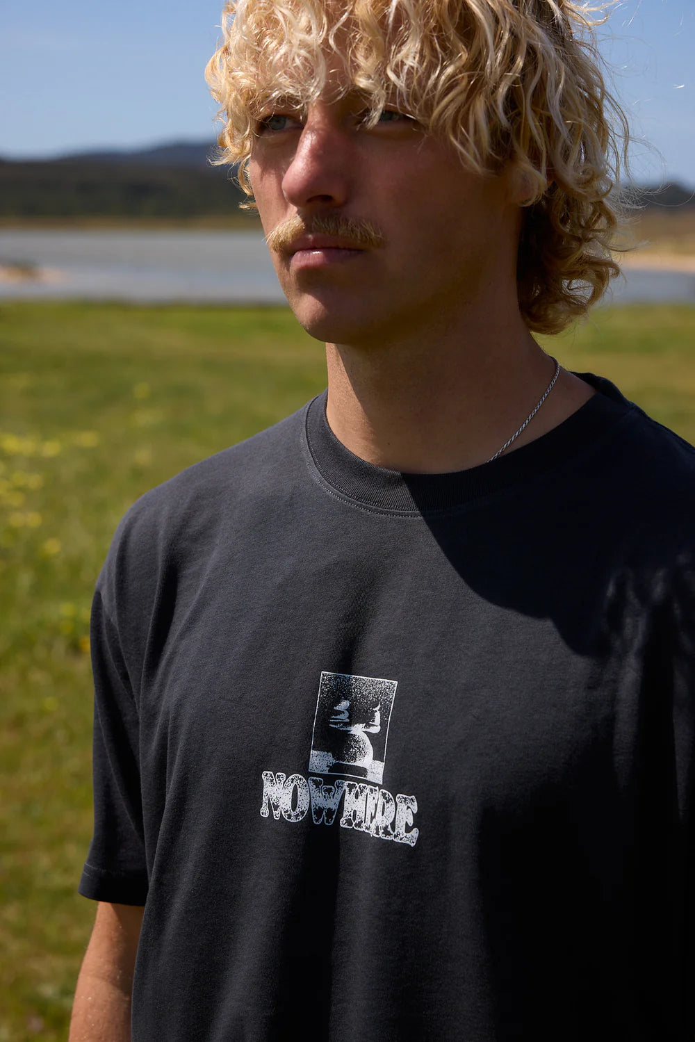CAMISETA ALL THE PEACE I NEED BLACK - FRONT OF