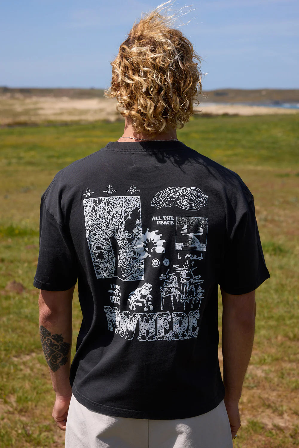 CAMISETA ALL THE PEACE I NEED BLACK - FRONT OF