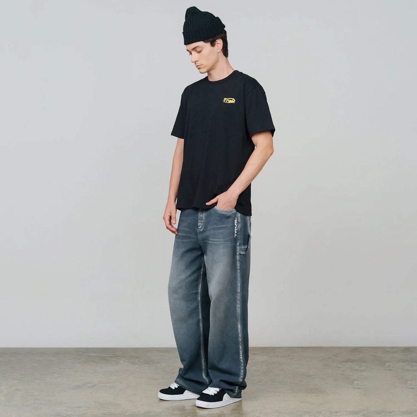 EVERYDAY LOGO T-SHIRT BLACK - FRONT OF