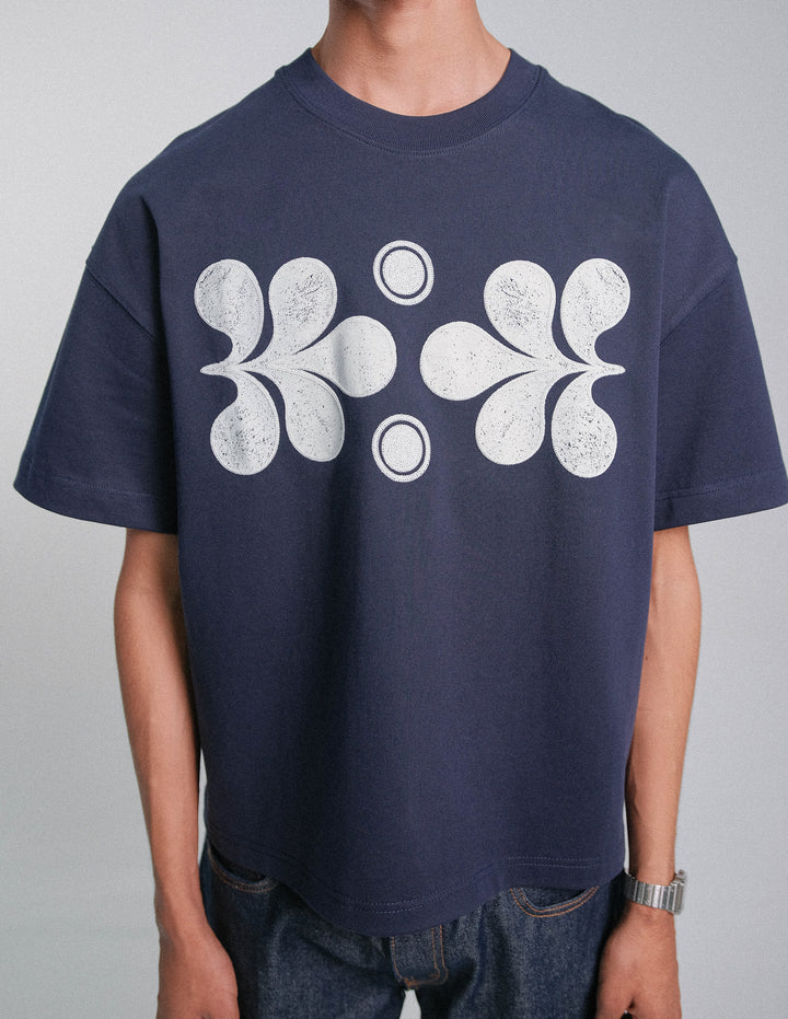 CAMISETA BOXY FIT FLORECIENDO AZUL NAVY - FRONT OF