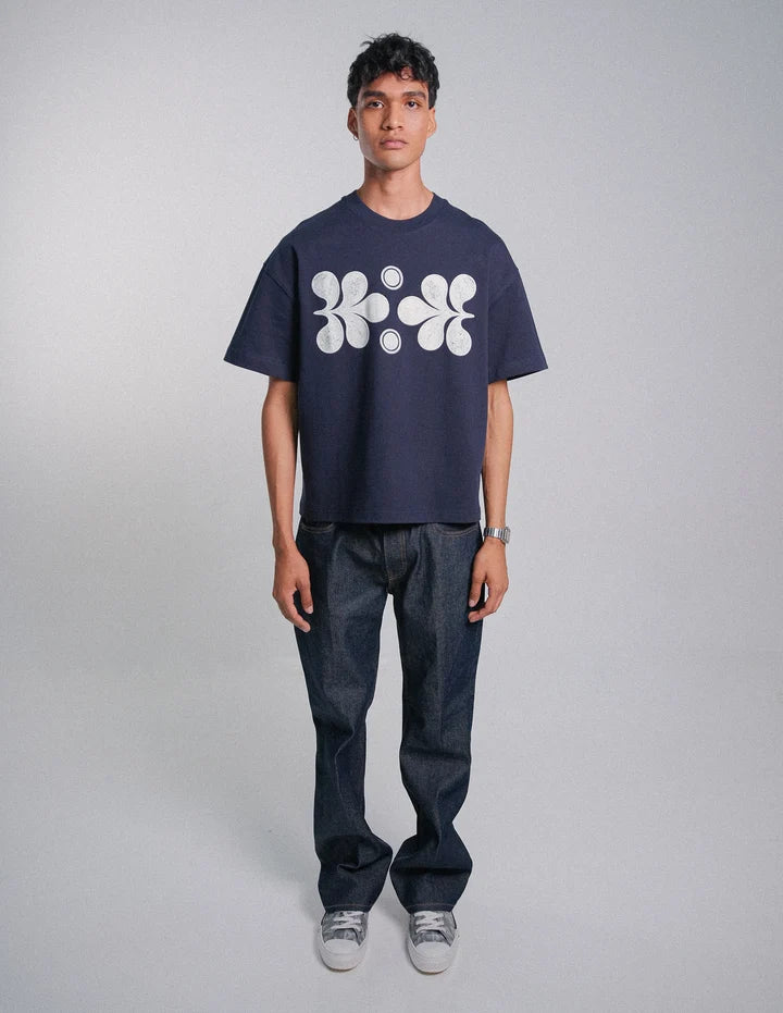 CAMISETA BOXY FIT FLORECIENDO AZUL NAVY - FRONT OF
