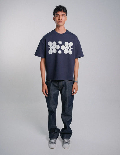 CAMISETA BOXY FIT FLORECIENDO AZUL NAVY - FRONT OF