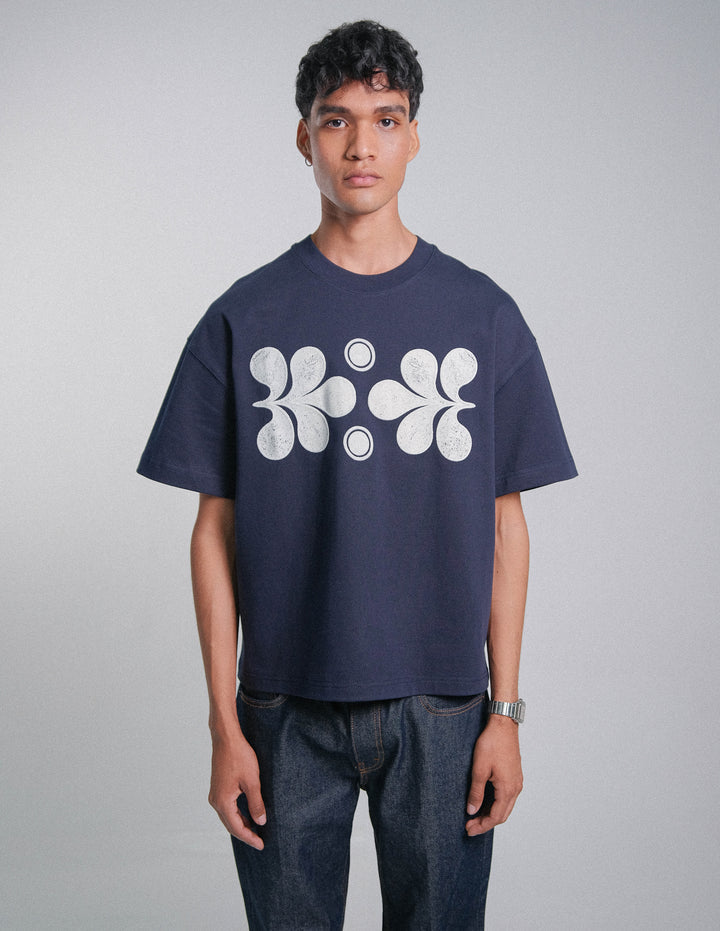 CAMISETA BOXY FIT FLORECIENDO AZUL NAVY - FRONT OF